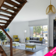 Confortable sécurisé et extrêmement beau cet escalier en bois avec rambarde en verre sera saura ajouté une touche de design à votre maison .