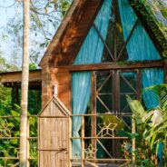 La fabrication d'un bungalow a vocation à s'intégrer parfaitement dans l'environnement d'un jardin.