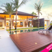 Sublime terrasse design en bois exotique pour donner un accès à la piscine confortable et design .