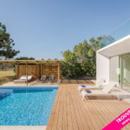 Mise en place d'une terrasse en bois entre le séjour et la piscine d'une maison